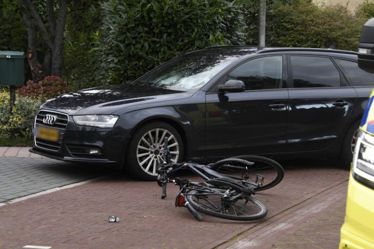 Auto in botsing met fietser in Paterswolde