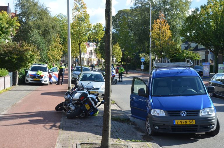 Motoragent lichtgewond na botsing met bestelbusje in Leeuwarden