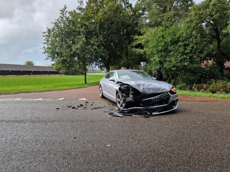 Auto flink beschadigd bij botsing in Boijl