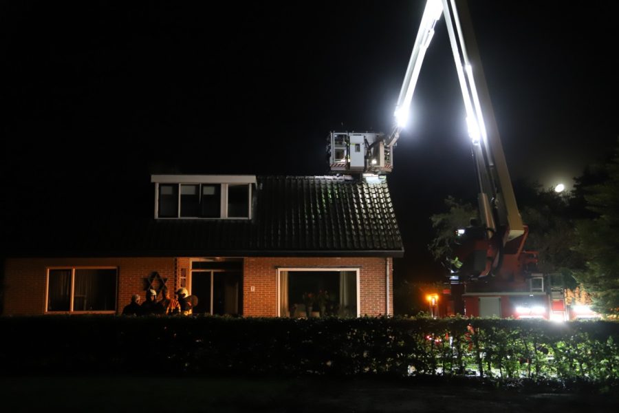 Brand in dak van woning in Kootstertille