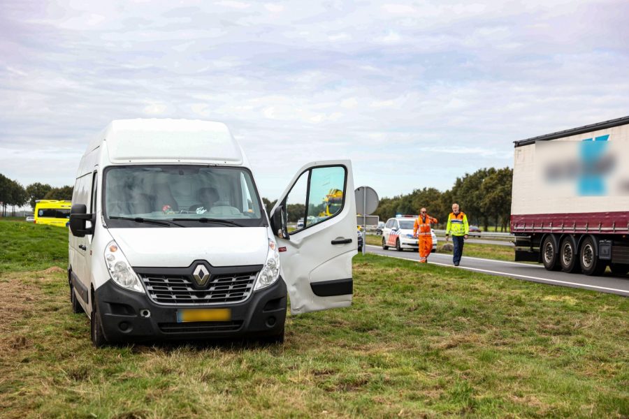 Busje in botsing met vrachtwagen bij tankstation langs A32