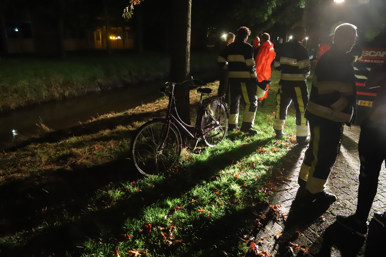 Vrouw raakt met fiets te water in Gorredijk