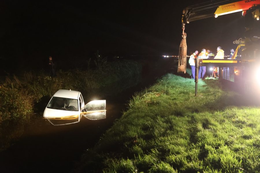 Bestuurder raakt met auto te water langs de A7 bij Luxwoude