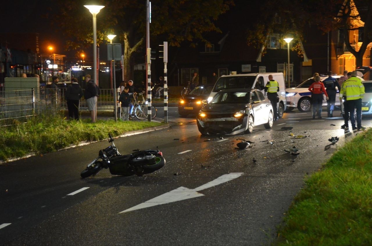 Scooterrijder belandt ruim 20 meter verderop na aanrijding en raakt ernstig gewond