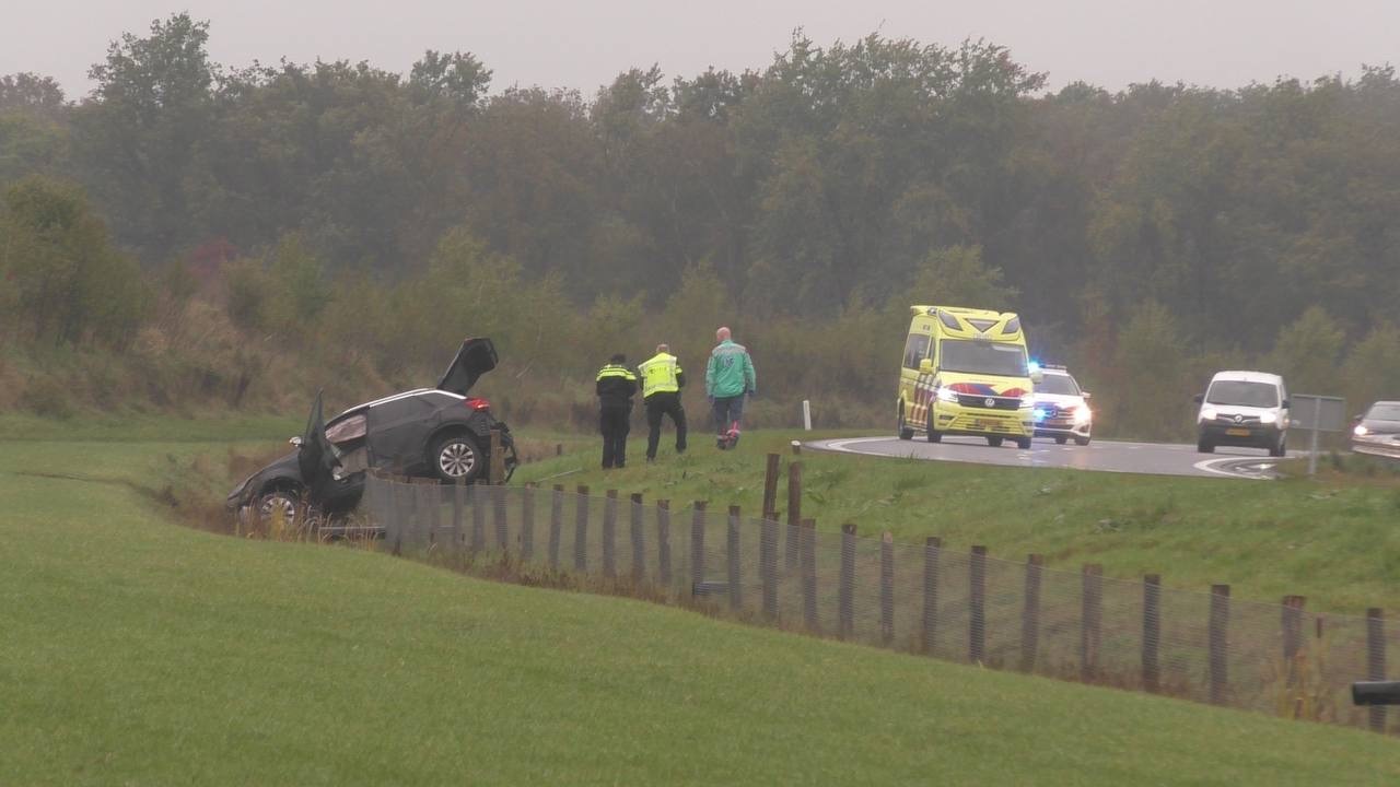 Auto belandt met neus in sloot langs N381 bij Donkerbroek