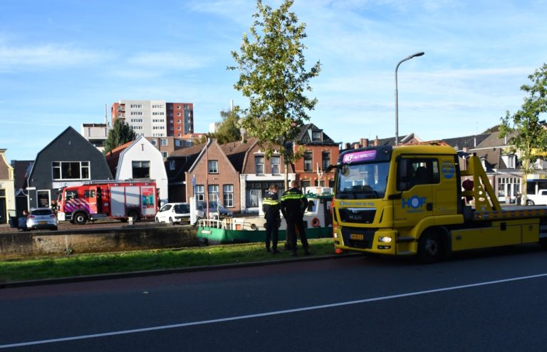 Auto belandt in water in Heerenveen; twee personen uit auto gered door omstanders