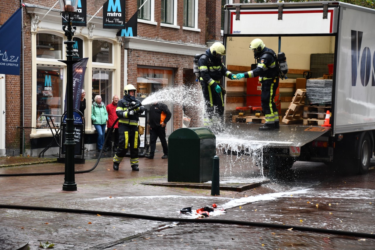 Palletwagen lekt accuzuur in centrum Harlingen