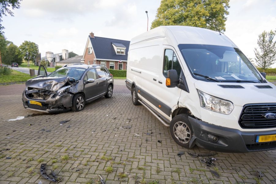 Auto in botsing met pakketbezorger in Augustinusga