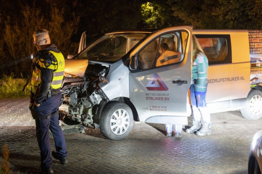Auto en bedrijfsbus in botsing op Trekwei bij Oudwoude