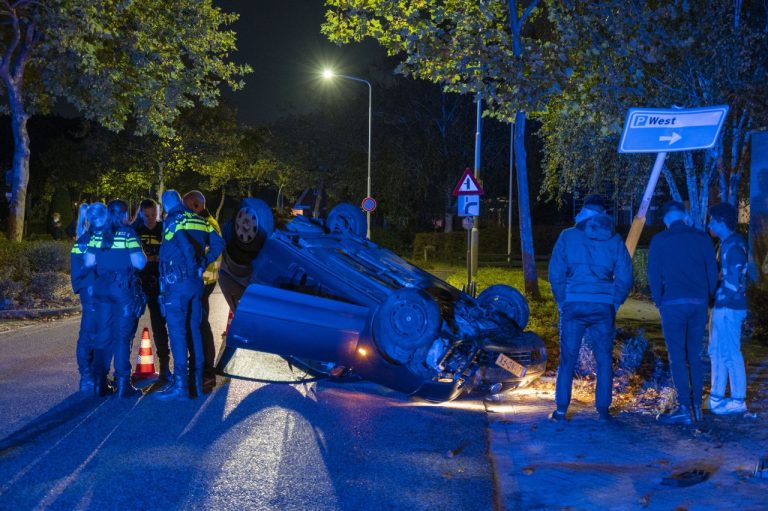 Auto slaat over de kop in Dokkum