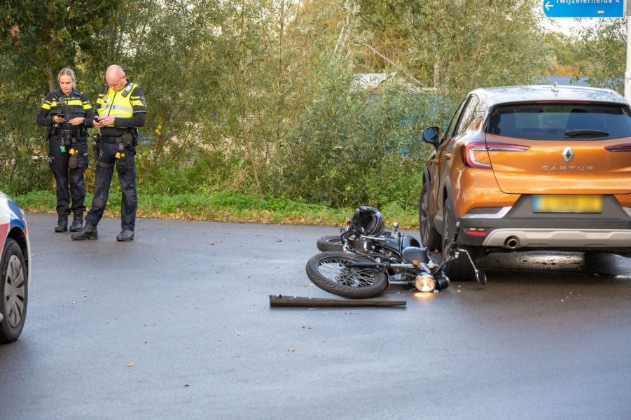 Brommerrijder in botsing met auto bij Twijzel