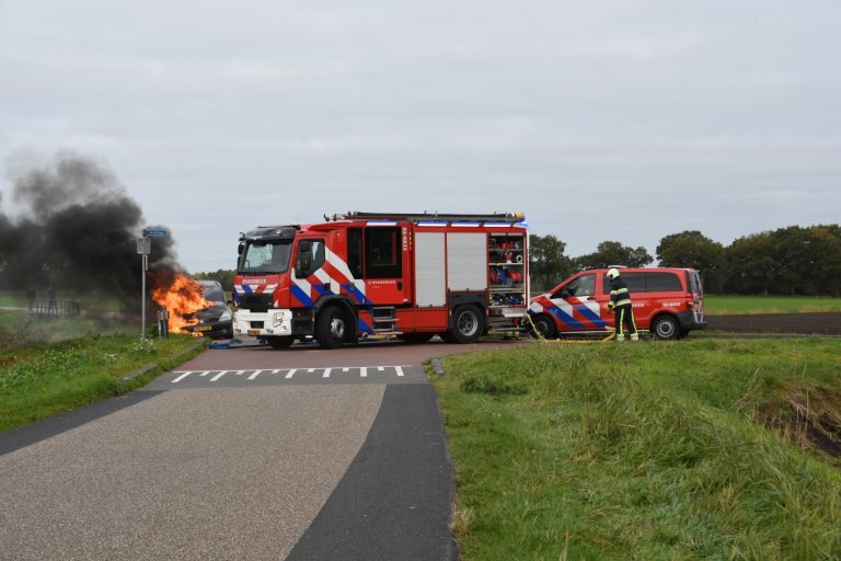 Auto volledig uitgebrand in Donkerbroek