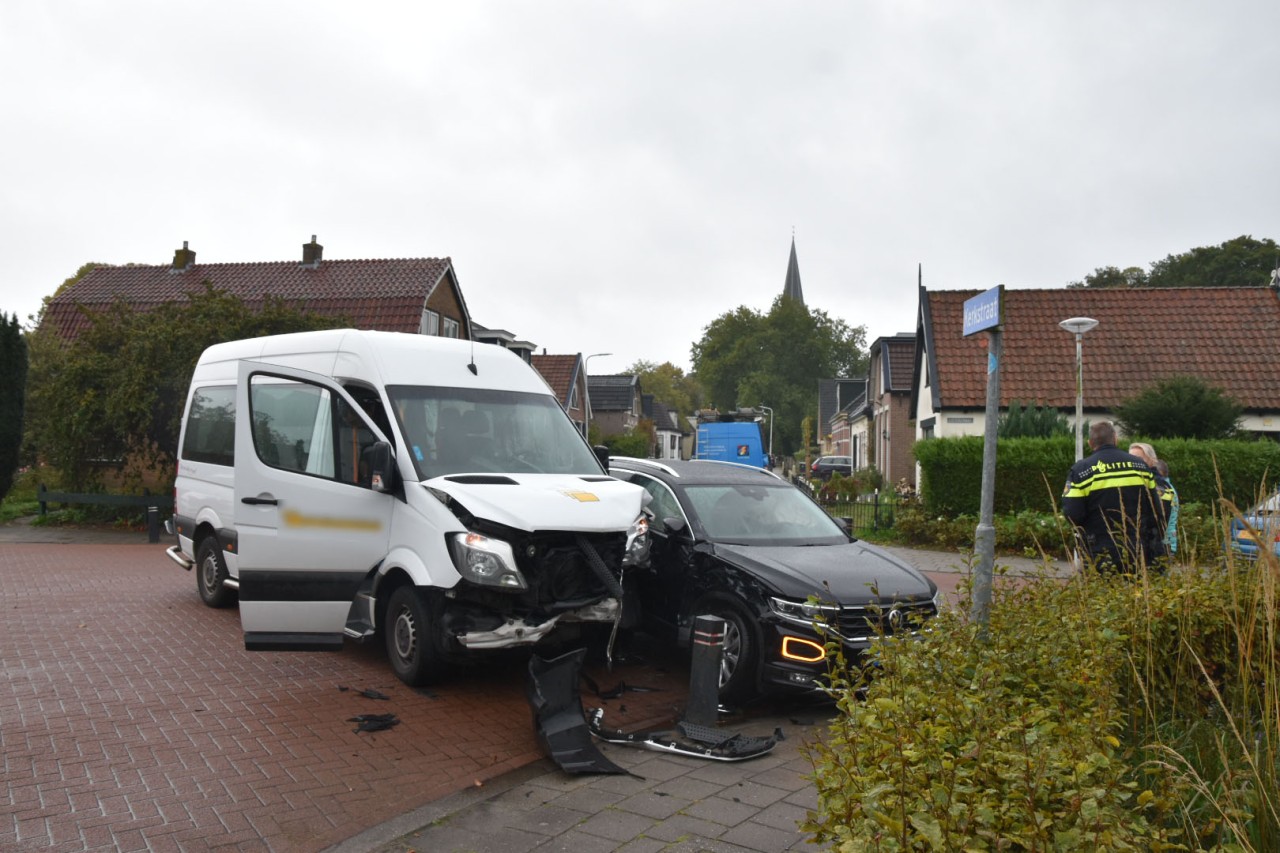 Taxibus in botsing met auto in Wolvega