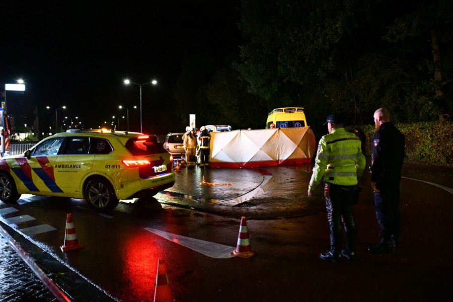 Fietser raakt bekneld onder auto bij ongeval in Assen (VIDEO)