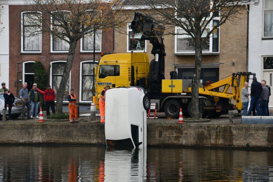Bestuurder raakt met bestelbus te water in Franeker