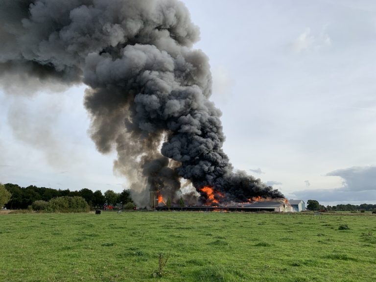 Grote brand bij agrarisch bedrijf in Assen