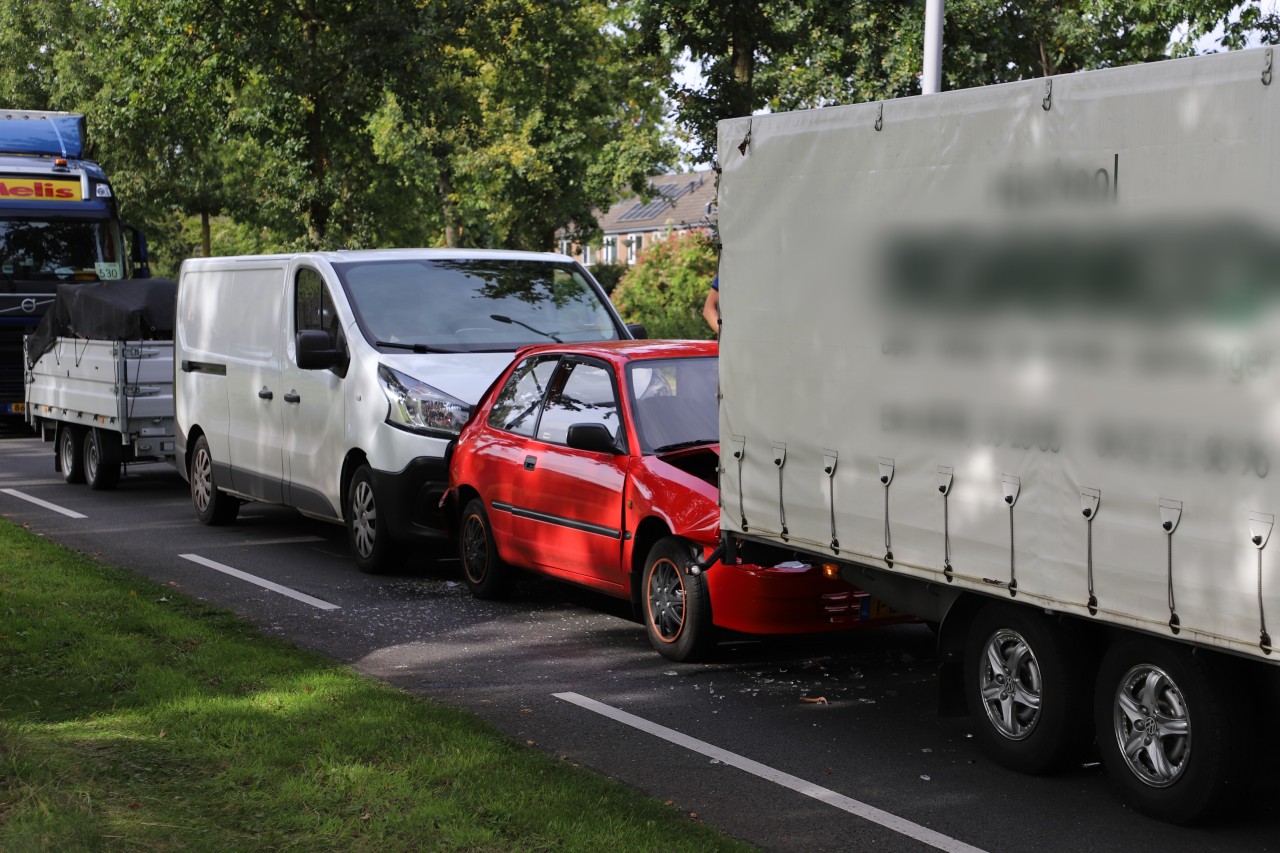 Meerdere voertuigen met elkaar in botsing aan de Meester Cramerweg in Hoogeveen