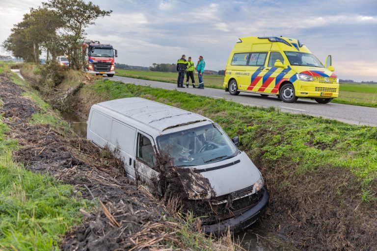 Brandweer bevrijdt automobilist na ongeval in Warns