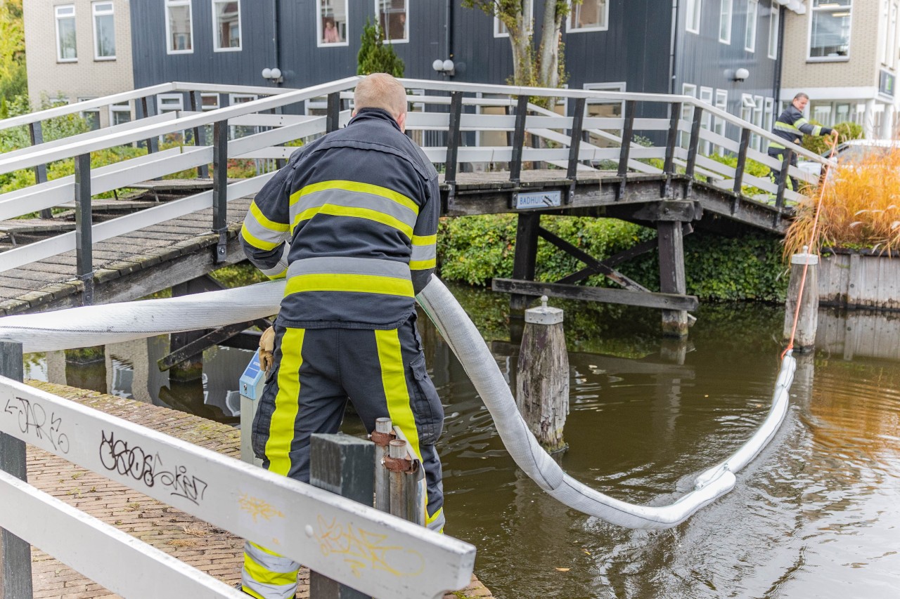 Brandweer ingezet voor onbekende vloeistof in water in Sneek