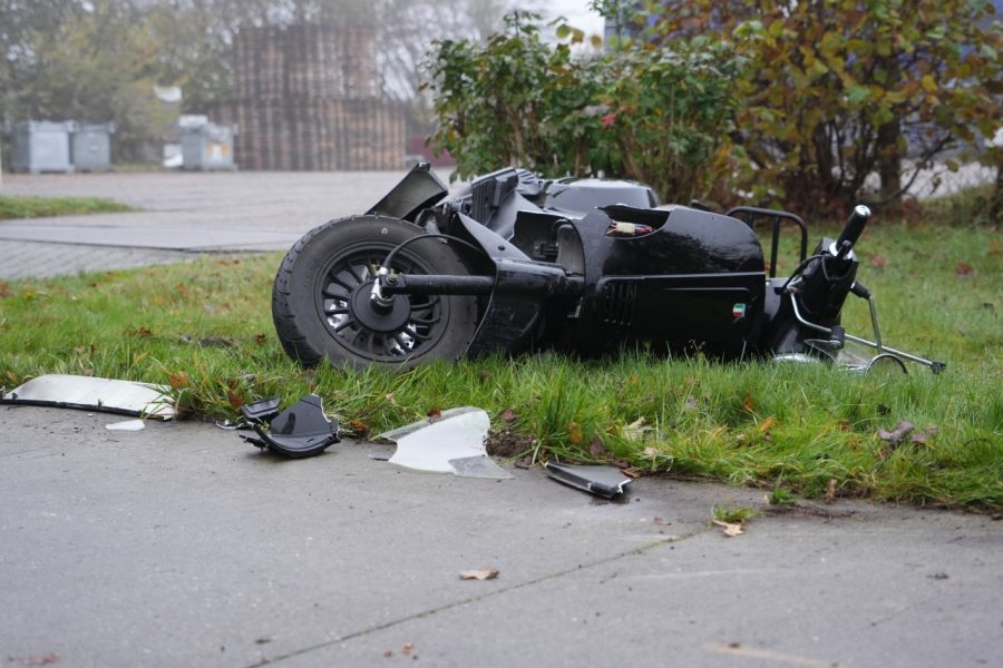 Veel schade bij aanrijding met scooter in Emmen