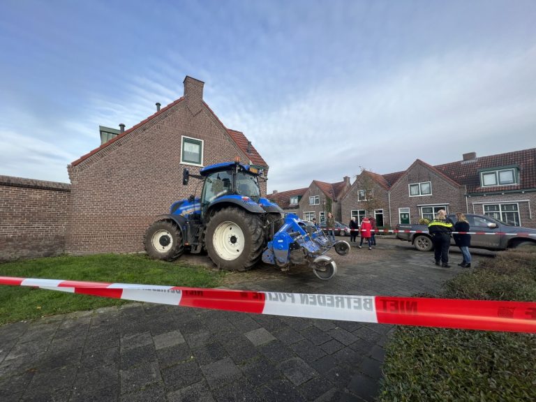 Man maakt veel schade met gestolen trekker en botst tegen woning in Drachten
