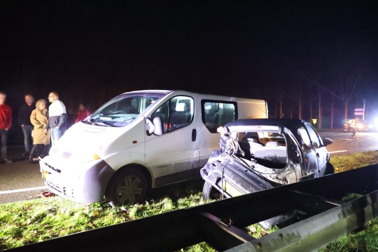 Twee auto’s botsen boven viaduct bij Terwispel