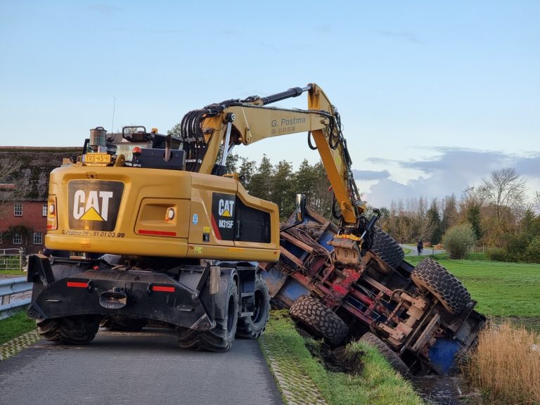 Kieper belandt in de sloot bij Oudwoude