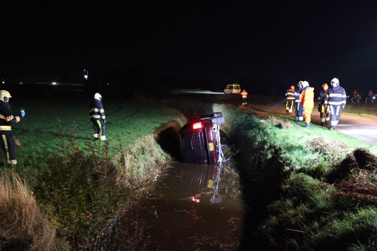 Auto te water in Joure
