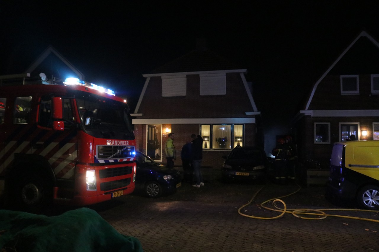 Hulpdiensten rukken uit voor woningbrand in Nieuwe Pekela