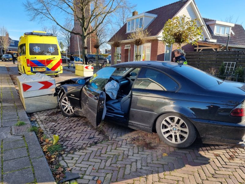 Auto botst tegen betonblok in Augustinusga