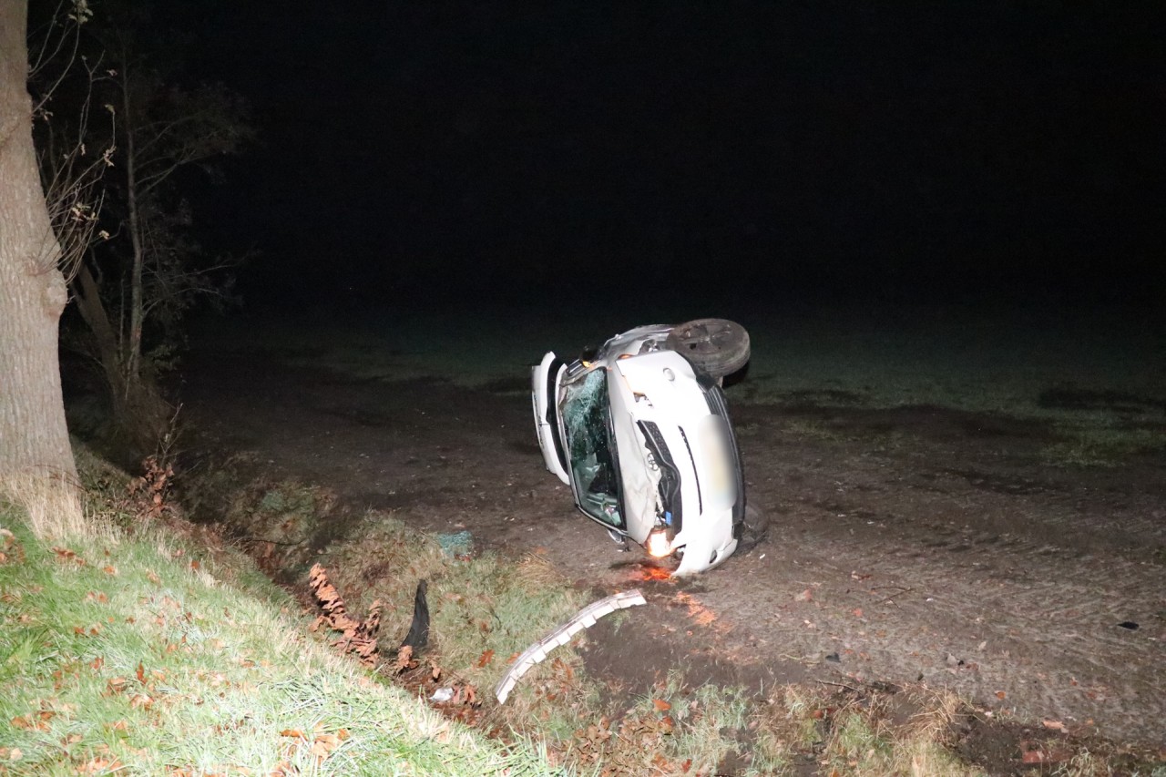 Auto raakt van de weg en belandt op zijkant in weiland bij Wijster
