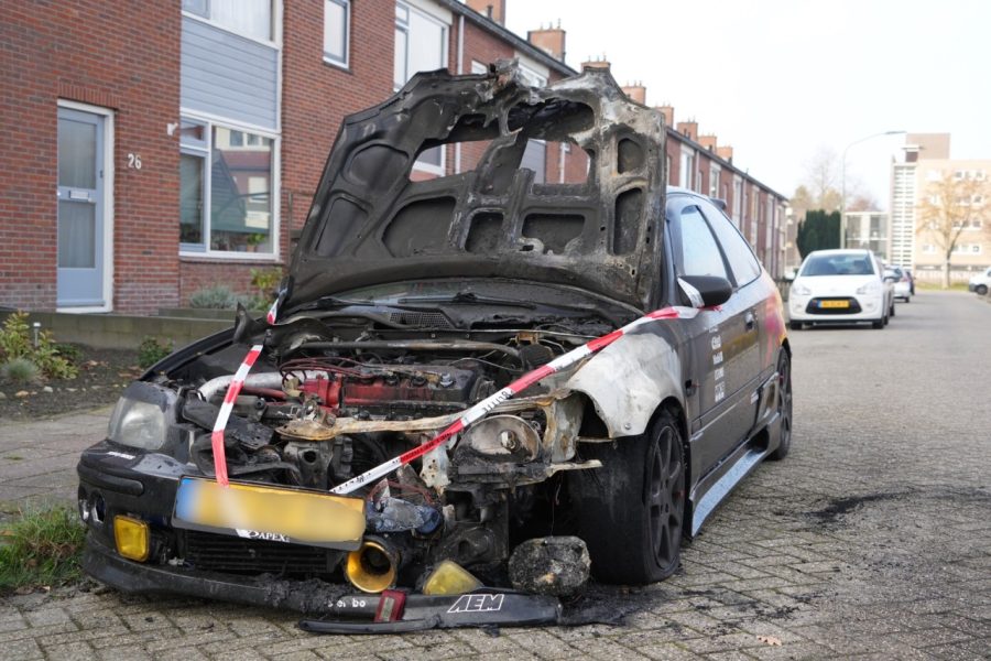 Twee auto’s lopen schade op bij brand in Klazienaveen