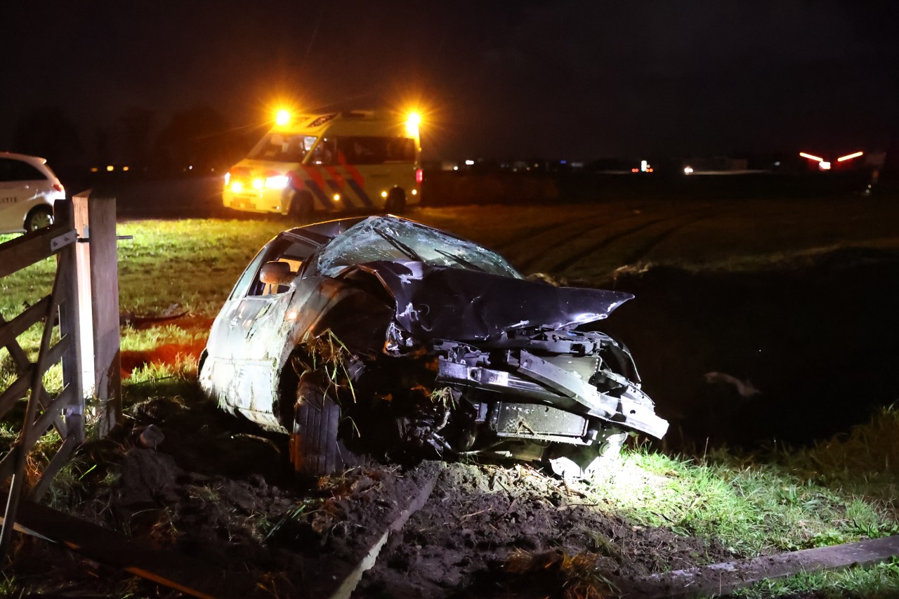 Automobilist raakt met auto in de slip en eindigt in sloot; bestuurder spoorloos