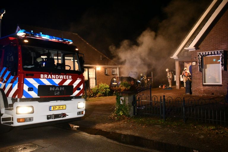 Auto in brand op oprit van woning in Bovensmilde