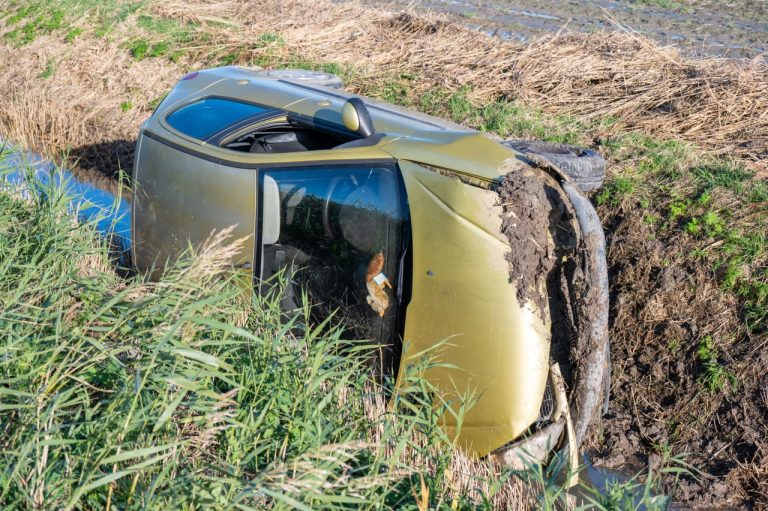 Auto belandt op zijn kant in de sloot bij Oosternijkerk