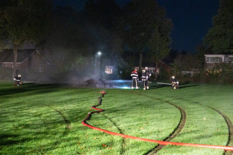 Caravan met autobanden in brand gestoken in Twijzelerheide