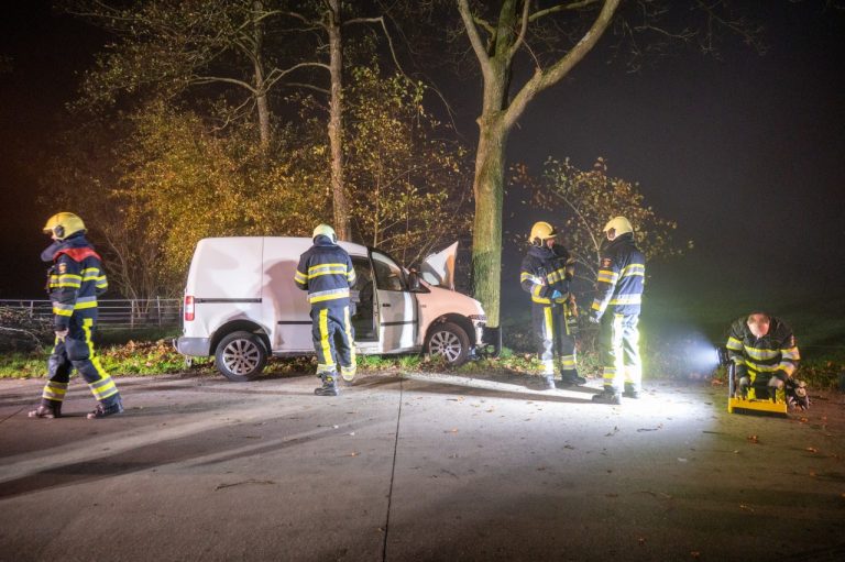 Bestelbusje botst tegen boom bij Surhuizum