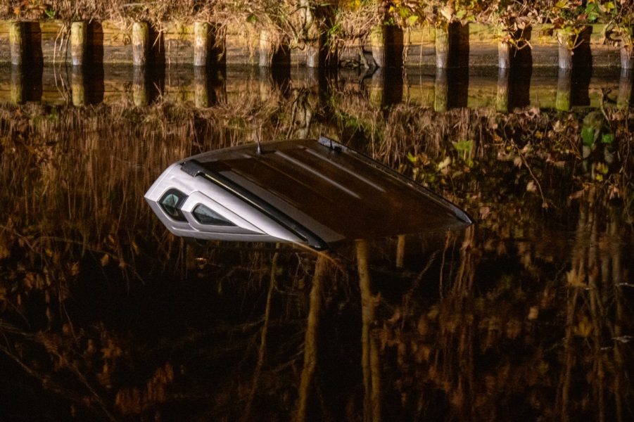 Auto belandt in het water langs N910 bij Triemen