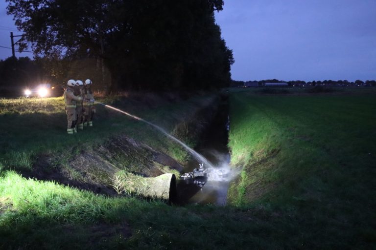 Scooter in brand gestoken en gedumpt in sloot in Holsloot