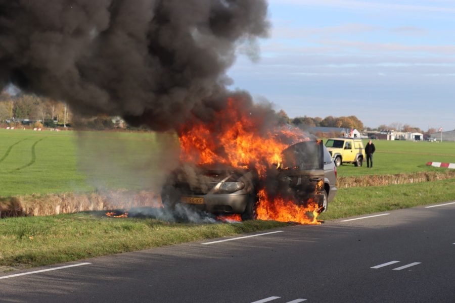 Auto verwoest door brand in Hoogeveen