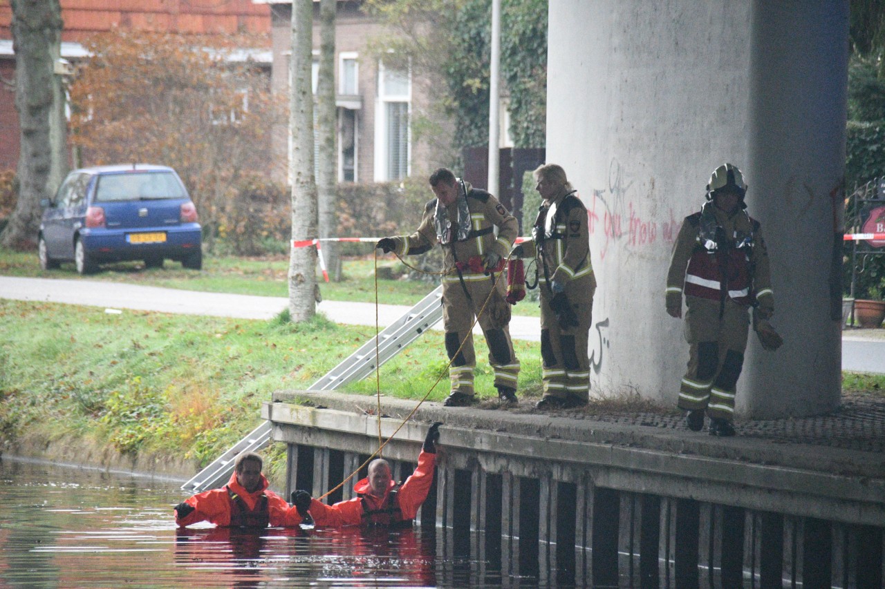 Hulpdiensten zoeken naar persoon te water in Assen