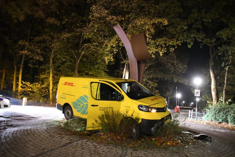 Pakketbezorgster belandt op rotonde bij vakantiepark in Appelscha