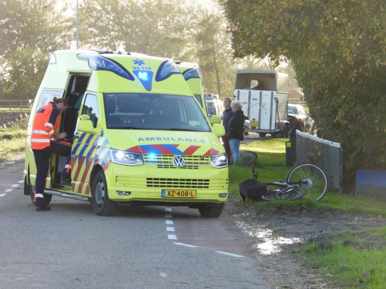 Fietser zwaargewond na aanrijding met auto in Hallum