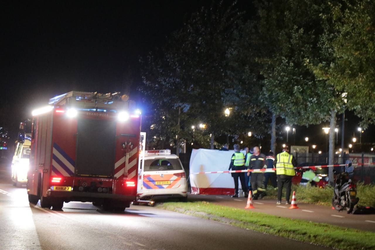 Automobilist overleden na botsing met boom in Groningen