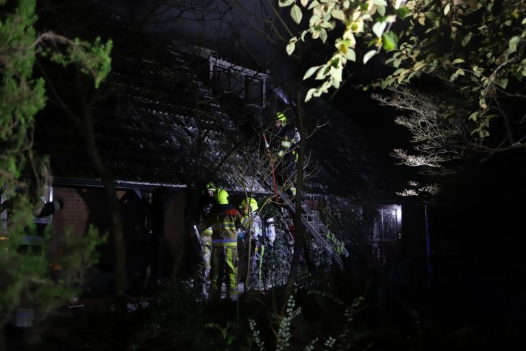 Uitslaande brand lastig te bereiken voor brandweer in Ureterp