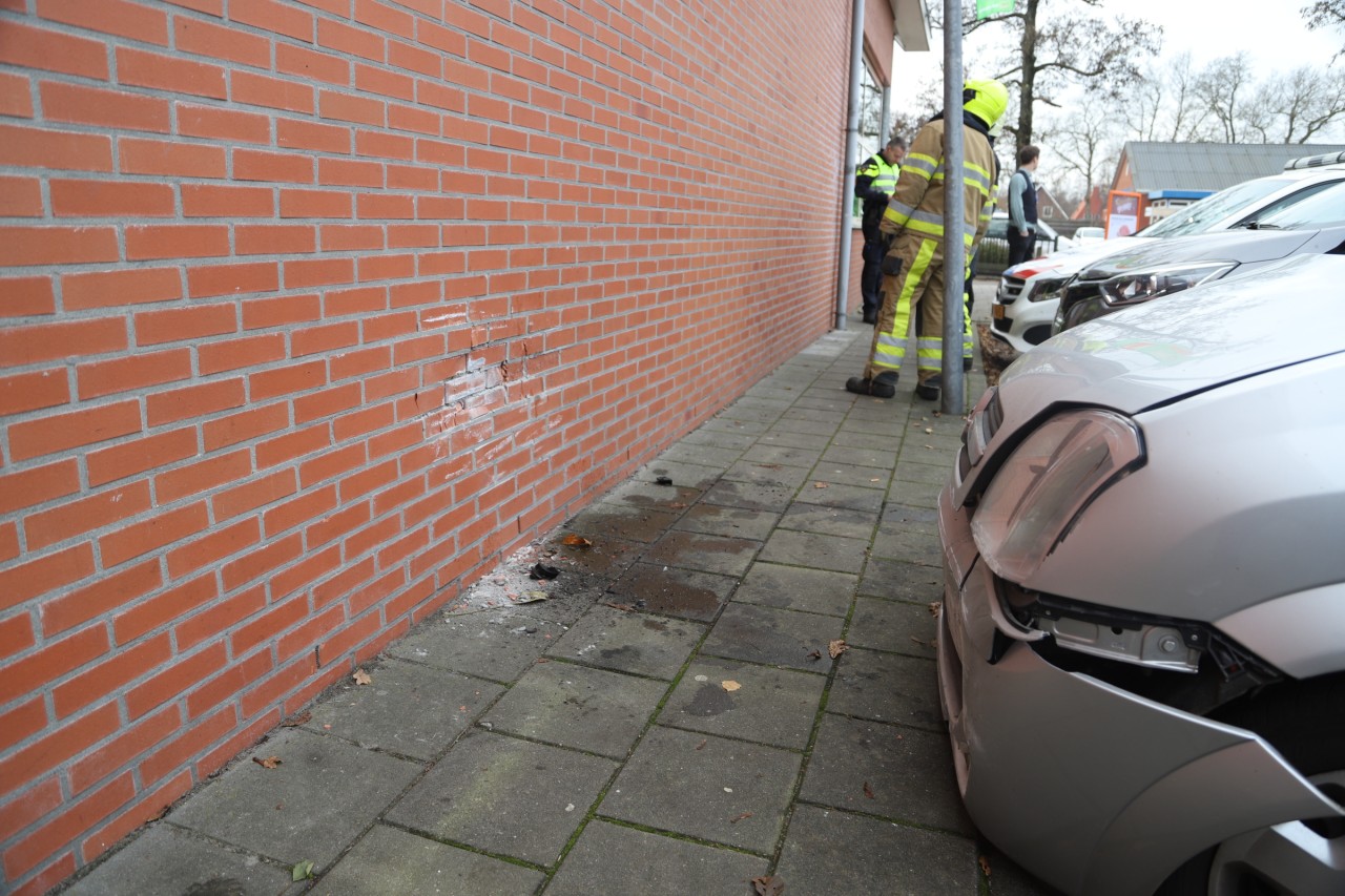 Automobiliste rijdt tegen muur aan van Poiesz in Boornbergum