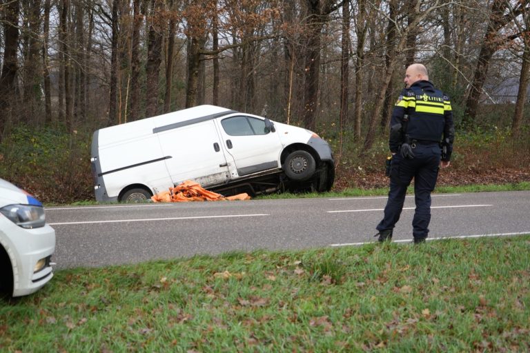 Bestelbus in sloot op Antares in Klazienaveen