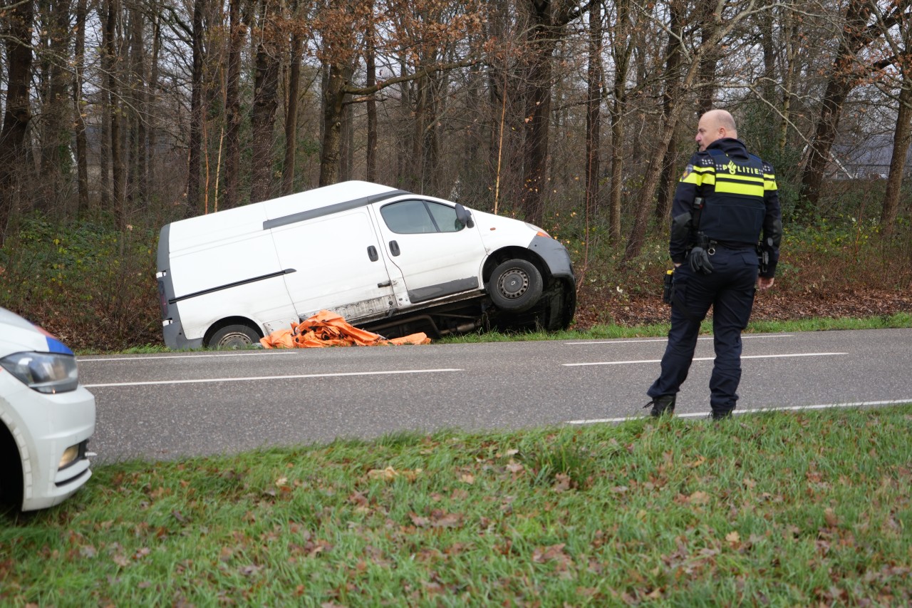 Bestelbus in sloot op Antares in Klazienaveen