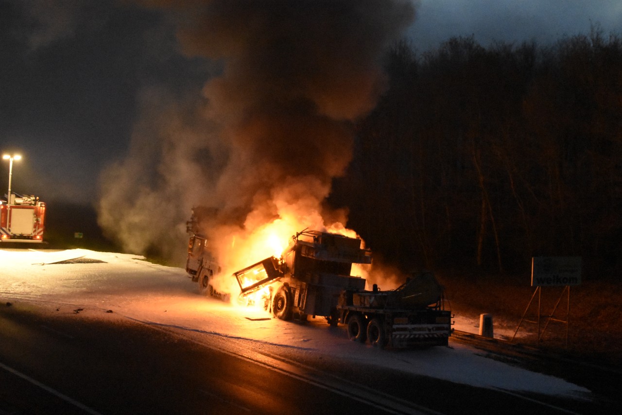 Grote brand in Telescoopkraan op A7 bij Frieschepalen; A7 aan beide kanten dicht