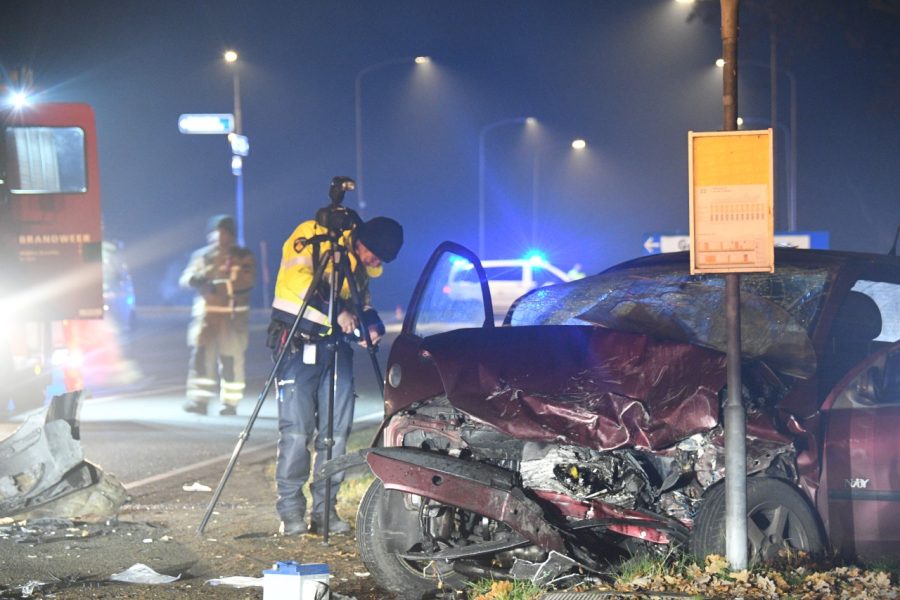 Frontale botsing tussen twee auto’s op Beilerweg in Hooghalen